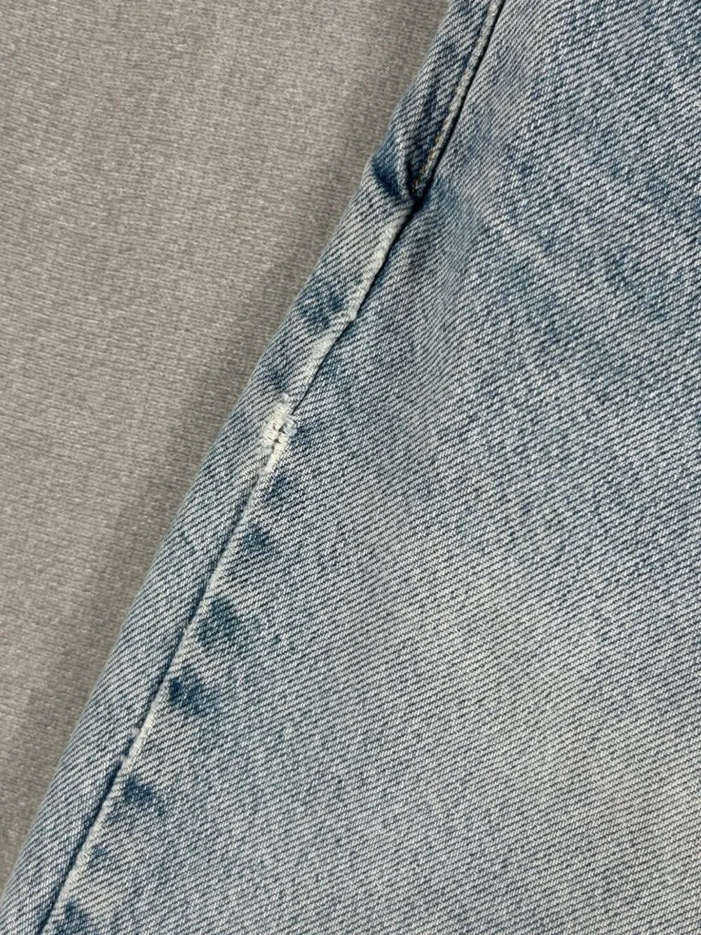 Vintage Y2K Light Wash Levi's Straight Leg Relaxed 36x30 90s Distressed Casual